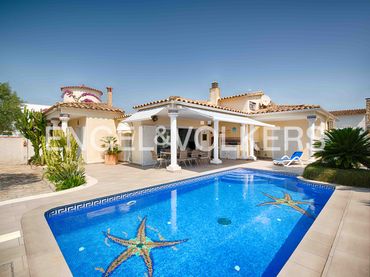 House with pool for sale in Carrer Pení