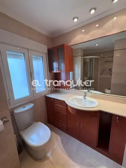 Badezimmer von Wohnung zur Miete in Madrid mit Klimaanlage und Waschmaschine