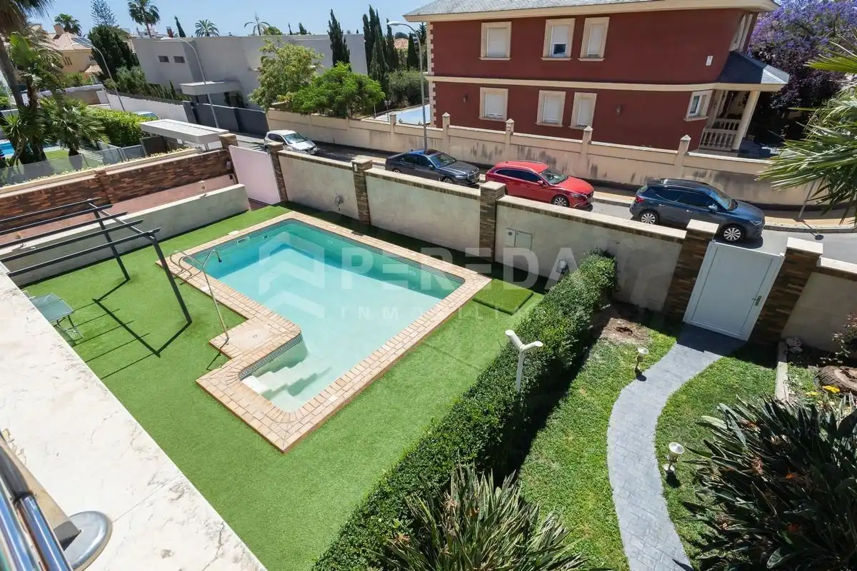 Vista exterior de Casa o chalet en venta en Roquetas de Mar con Aire acondicionado, Jardín privado y Piscina