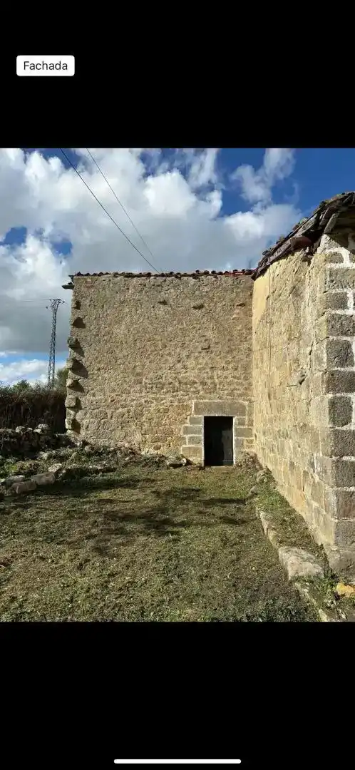 Vista exterior de Casa adosada en venda en Valle de Valdebezana amb Jardí privat