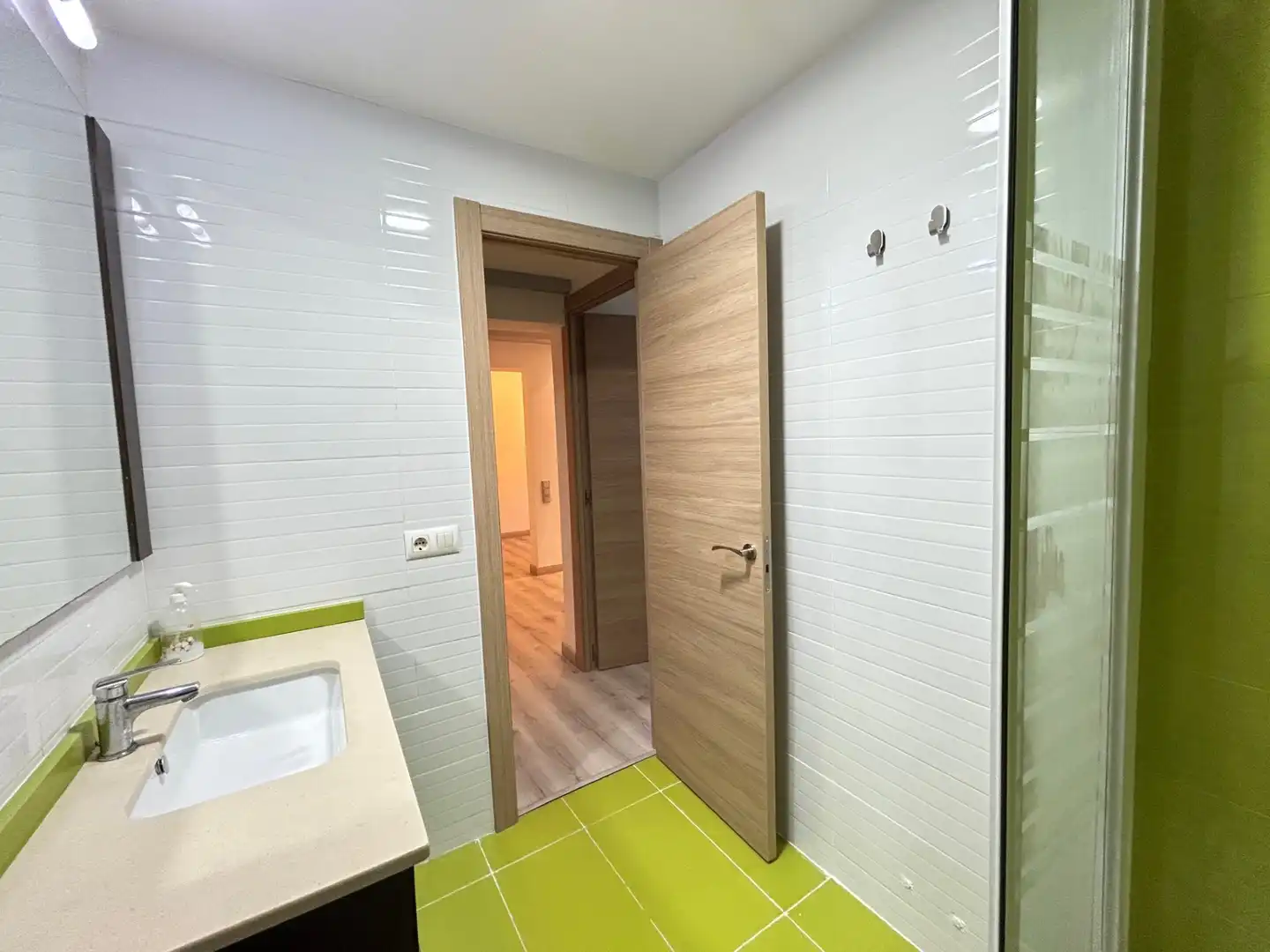Bathroom of Flat for sale in L'Hospitalet de Llobregat  with Air Conditioner, Heating and Oven
