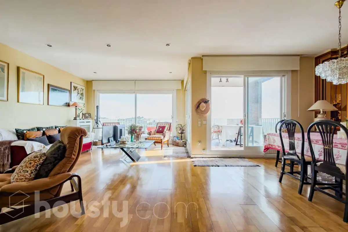 Sala d'estar de Casa o xalet en venda en Barcelona amb Aire condicionat, Calefacció i Jardí privat