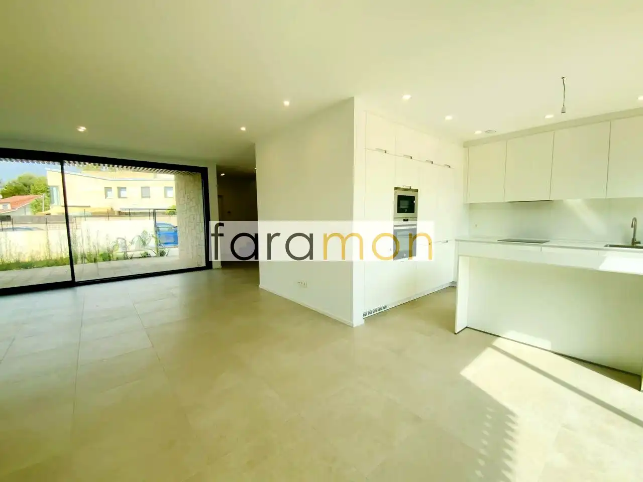 Casa adosada en venta en Nigrán con Calefacción, Jardín privado y Terraza