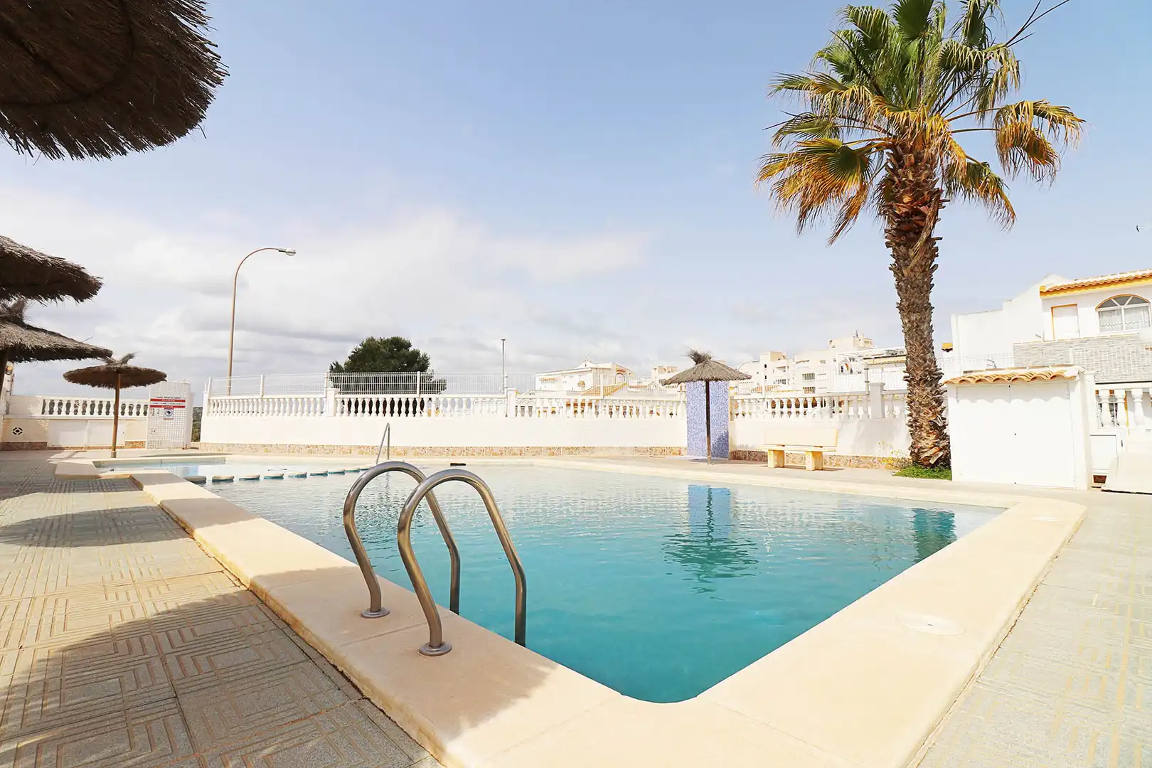 Casa aparellada amb piscina en venda a Calle Berenguer de Massanet 30