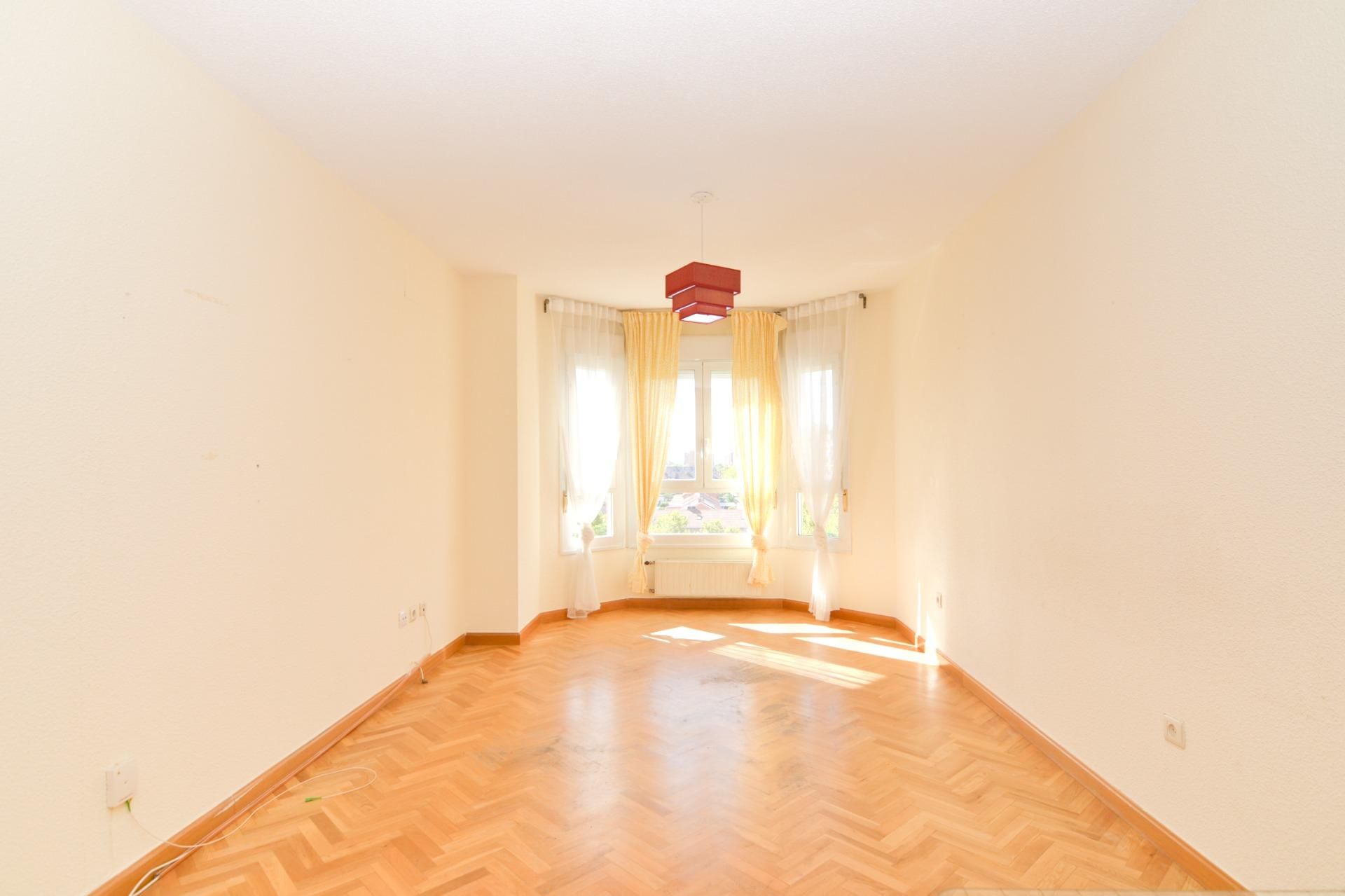 Living room of Flat for sale in Fuenlabrada  with Air Conditioner, Heating and Parquet flooring