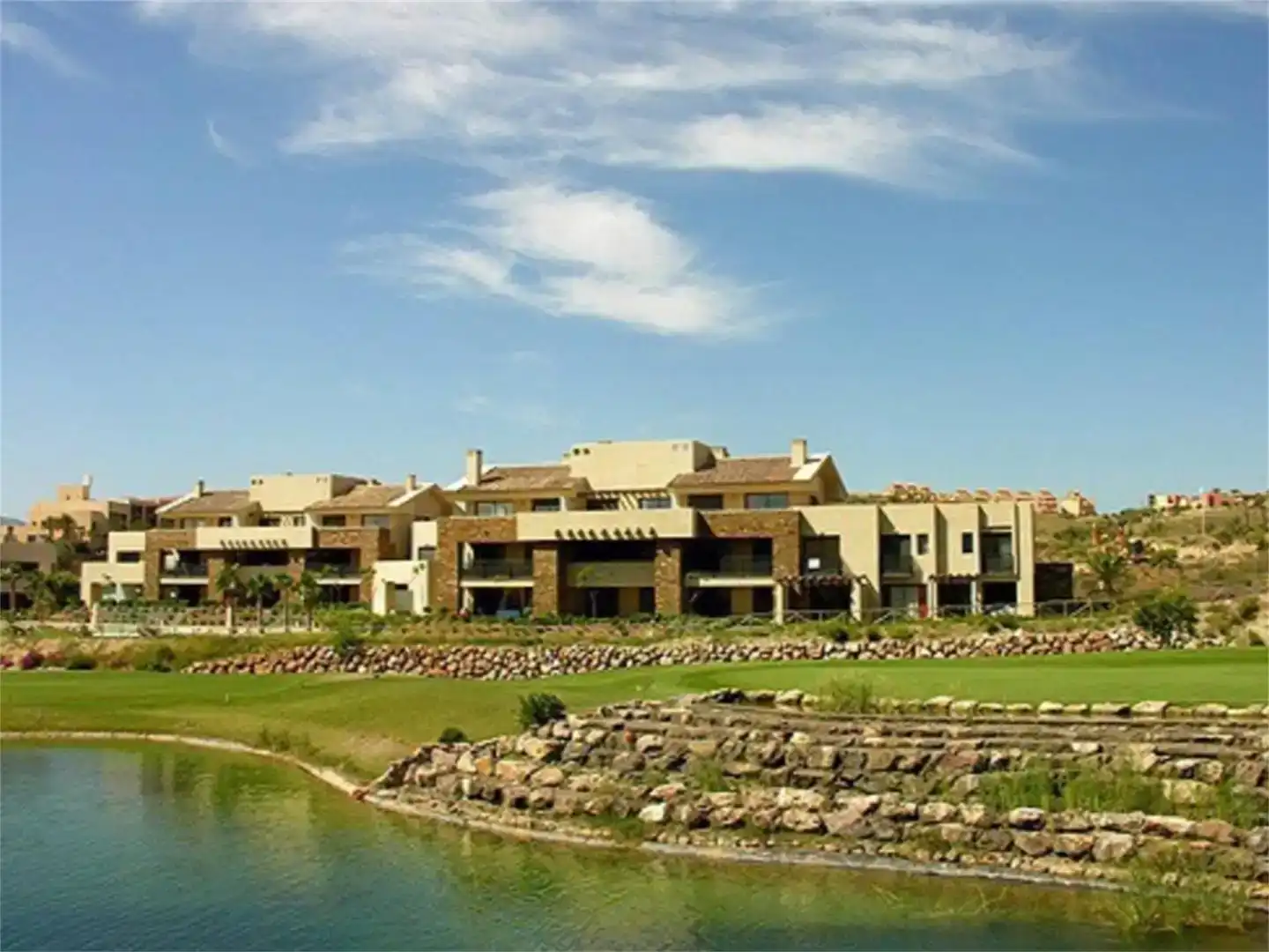 Vista exterior de Piso de alquiler en Golf Valle Este
