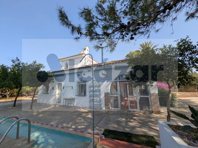 Casa-chalet en Venta en Poligono 82 Paraje 640 Mari Vaquera en Carmona