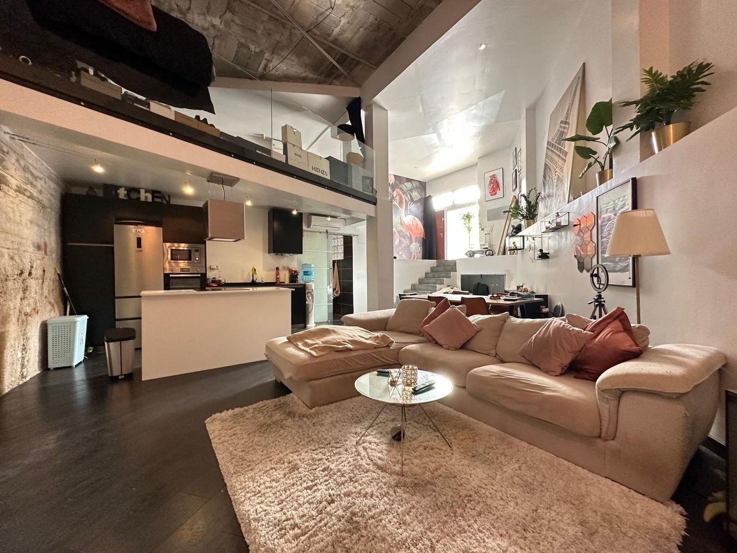 Sala d'estar de Dúplex en venda en L'Hospitalet de Llobregat amb Aire condicionat