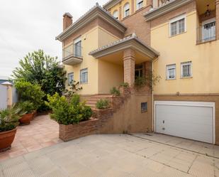 Vista exterior de Casa o xalet en venda en Vegas del Genil amb Aire condicionat, Terrassa i Piscina