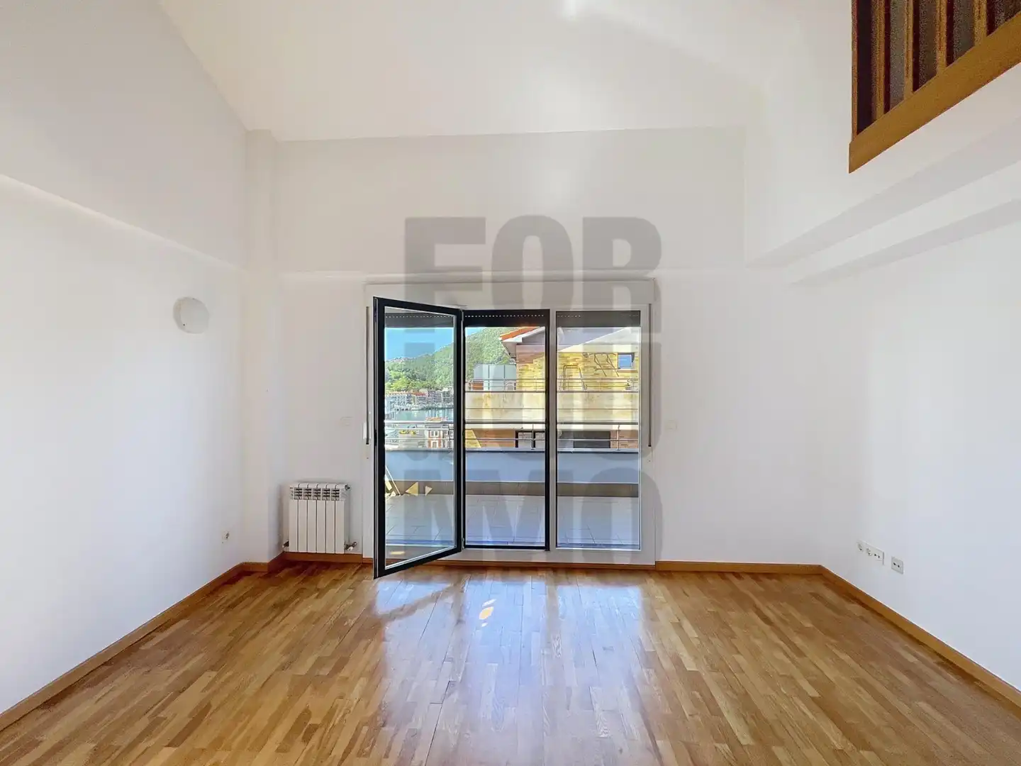 Sala d'estar de Àtic en venda en Donostia - San Sebastián  amb Terrassa, Balcó i Alarma