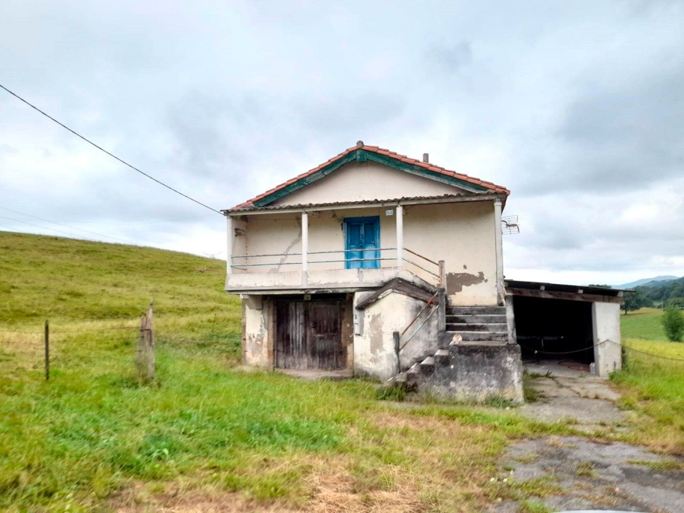 Vista exterior de Finca rústica en venda en Riotuerto amb Jardí privat, Traster i Balcó