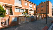 Vista exterior de Casa adosada en venda en Granollers amb Aire condicionat i Terrassa