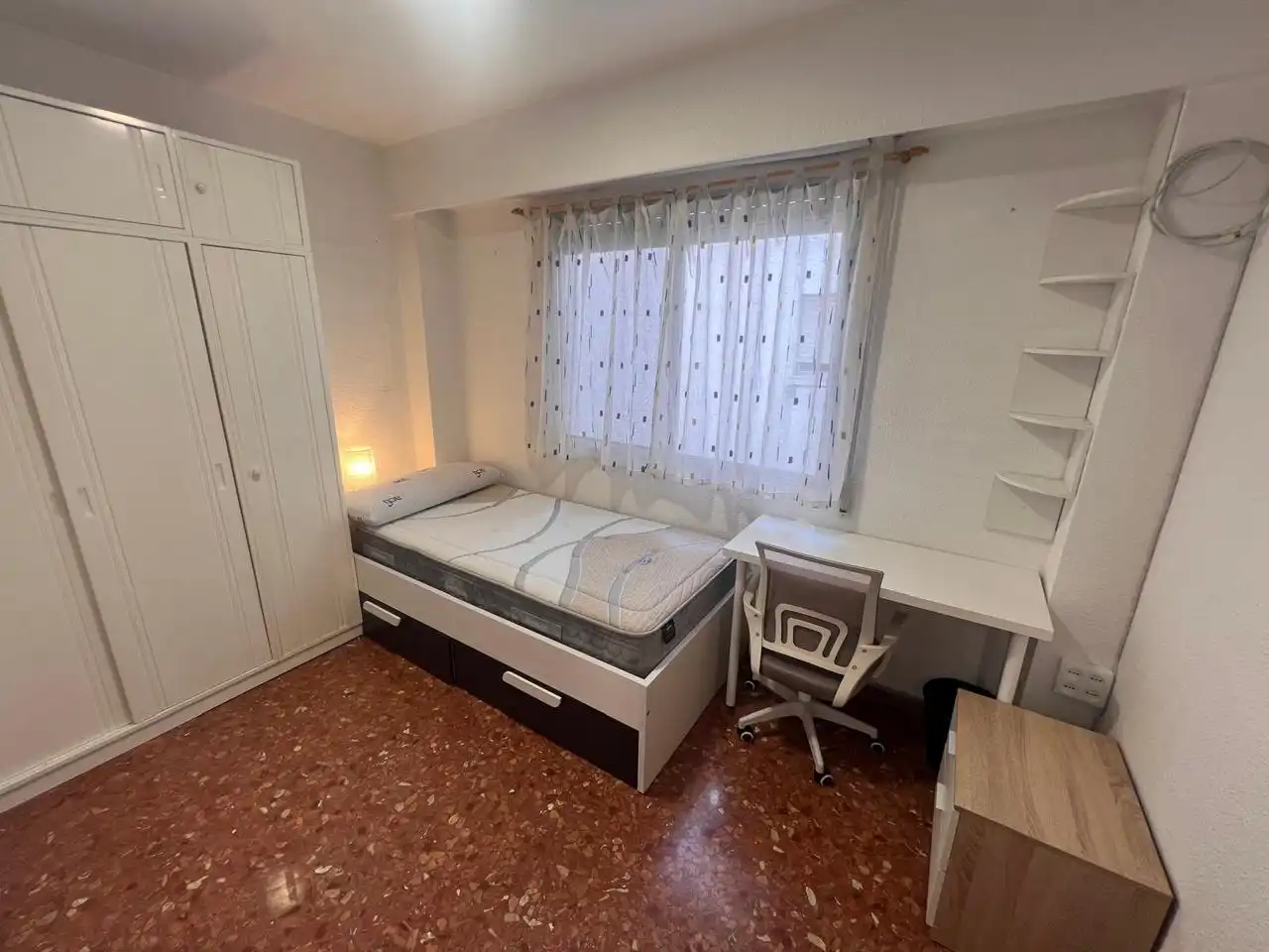 Habitació a calle de Torrevella, La Raïosa