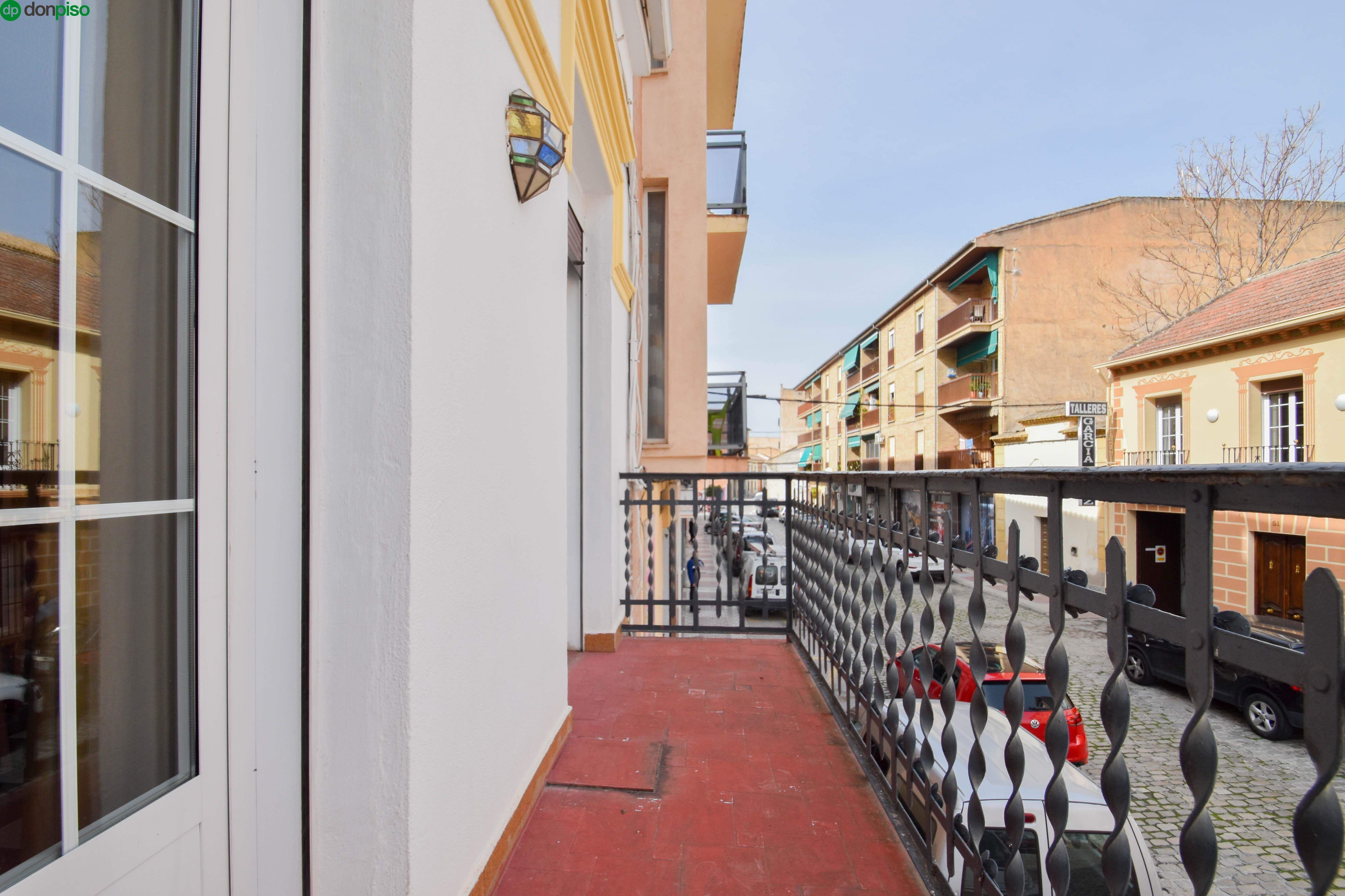 Vista exterior de Casa adosada en venda en Pinos Puente amb Calefacció, Terrassa i Balcó