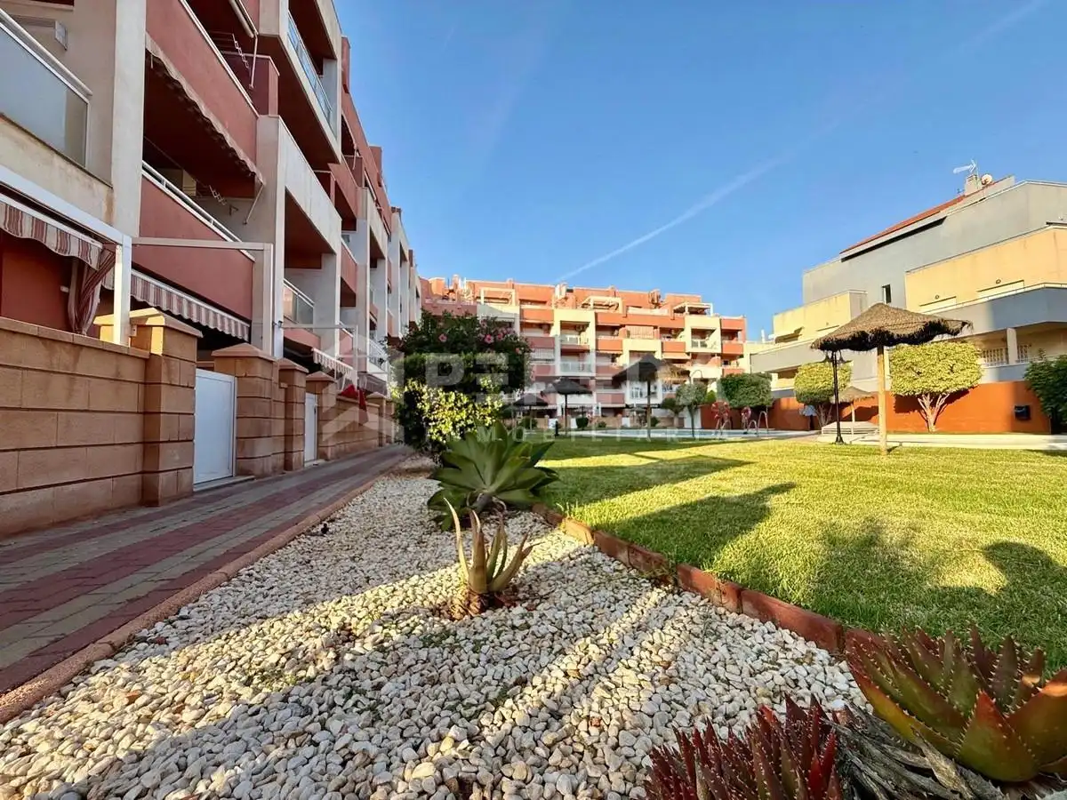 Vista exterior de Apartament en venda en Roquetas de Mar amb Piscina comunitària
