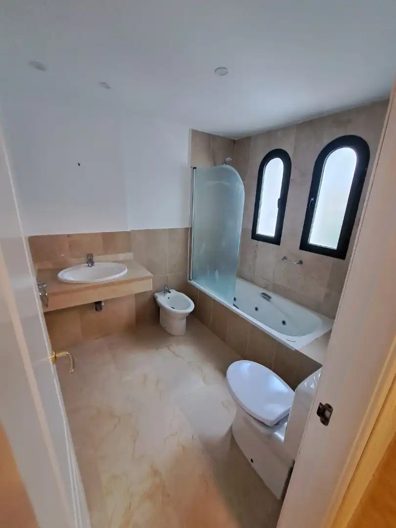 Badezimmer von Einfamilien-Reihenhaus zum Verkauf in Manilva mit Privatgarten und Gemeinschaftspool