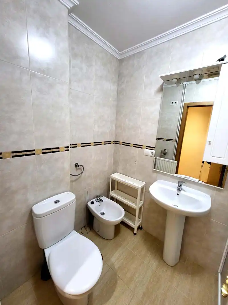 Baño de Piso de alquiler en Vigo  con Calefacción, Trastero y Amueblado