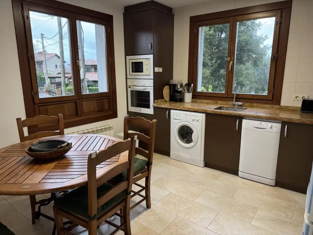 Cuina de Casa o xalet en venda en Llanes amb Calefacció, Jardí privat i Terrassa