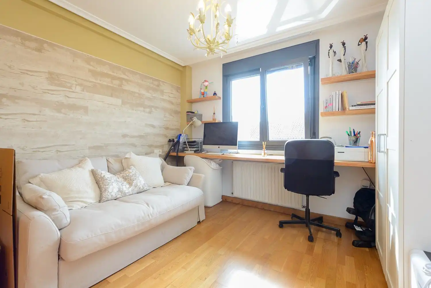 Sala d'estar de Casa adosada en venda en Siero amb Calefacció, Jardí privat i Traster