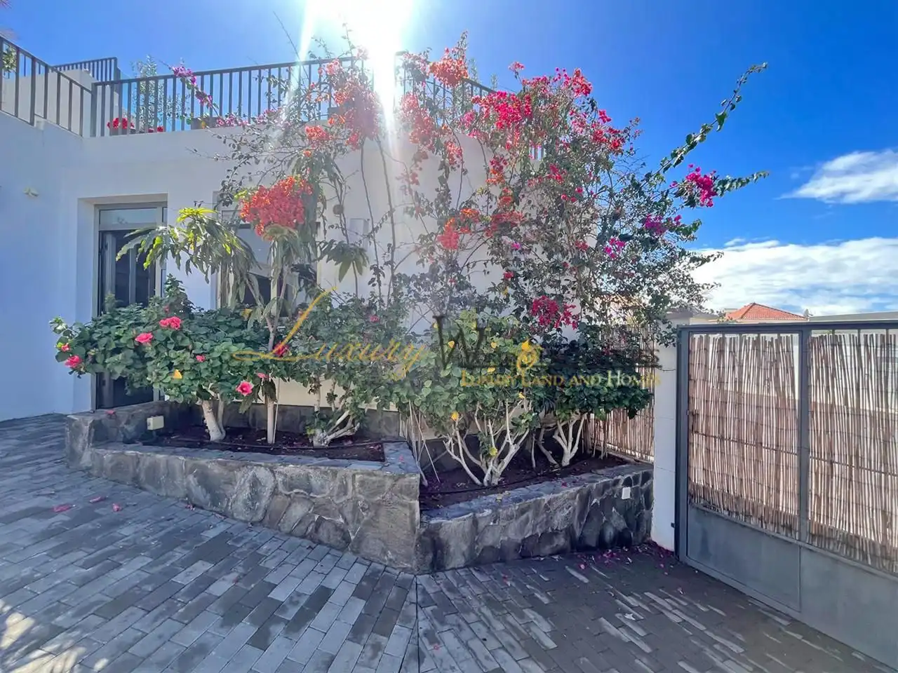 Vista exterior de Casa o xalet en venda en Santiago del Teide amb Aire condicionat, Terrassa i Piscina