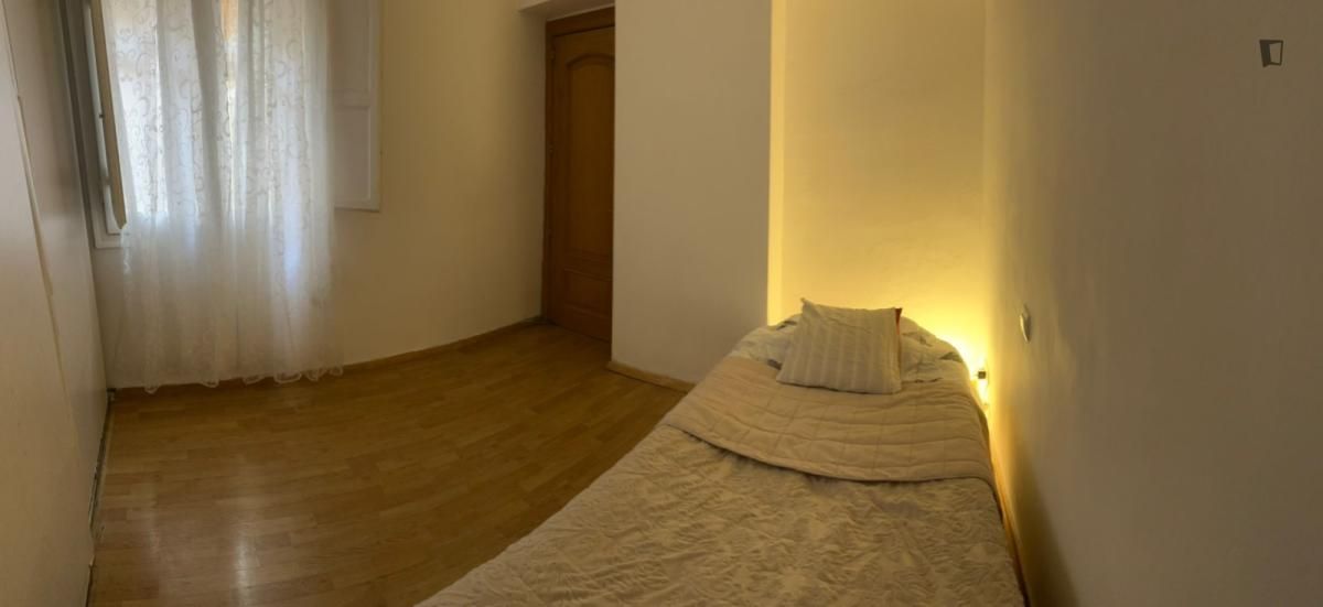 Dormitori de Apartament per a compartir en L'Hospitalet de Llobregat amb Aire condicionat, Calefacció i Moblat