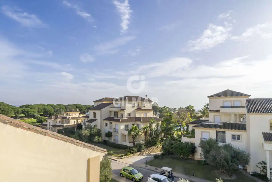 Außenansicht von Maisonette zum Verkauf in Sotogrande mit Heizung, Abstellraum und Schwimmbad