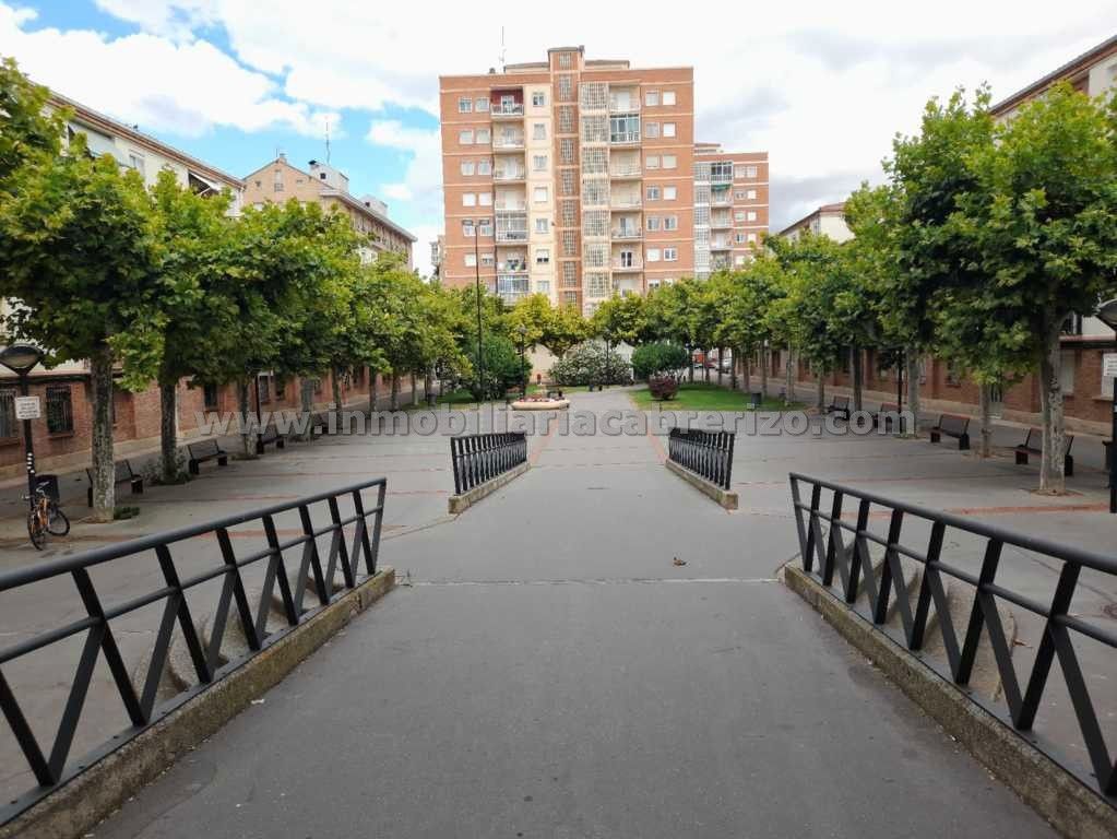 Vista exterior de Apartament en venda en  Logroño amb Calefacció, Parquet i Terrassa