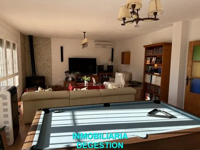 Sala d'estar de Casa o xalet en venda en Linares amb Aire condicionat, Calefacció i Jardí privat