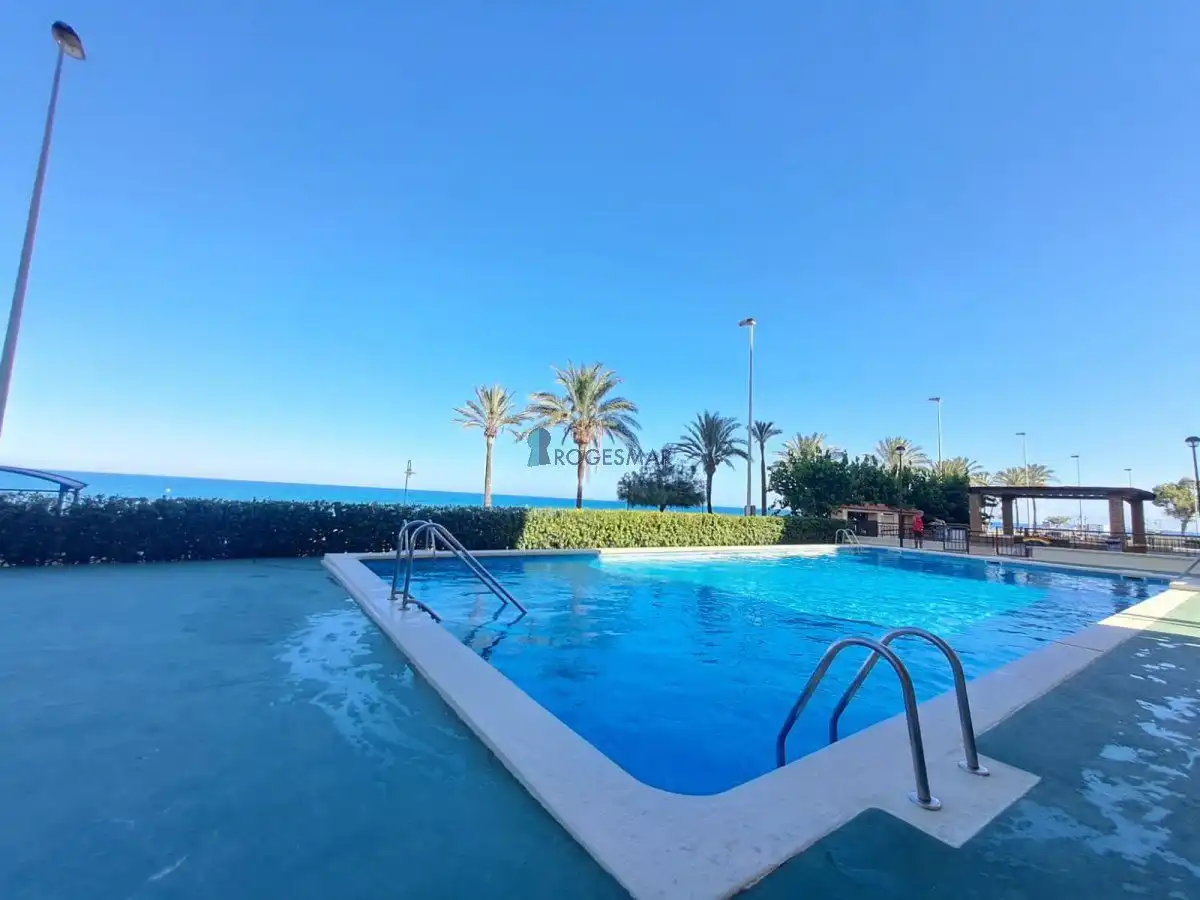 Piscina de Apartament en venda en Benicasim / Benicàssim amb Terrassa, Traster i Piscina comunitària