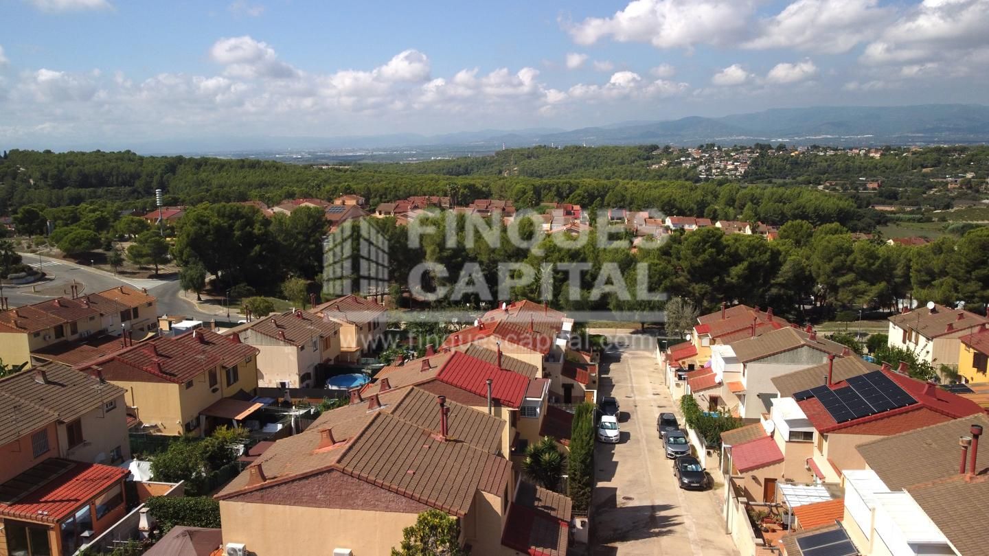 Vista exterior de Casa adosada en venda en Els Pallaresos amb Calefacció i Jardí privat