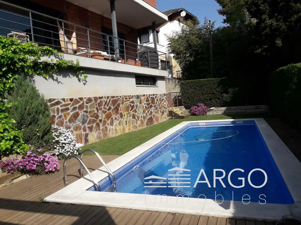 Swimming pool of Houses for sale in Sant Cugat del Vallès  with Air Conditioner, Heating and Private garden