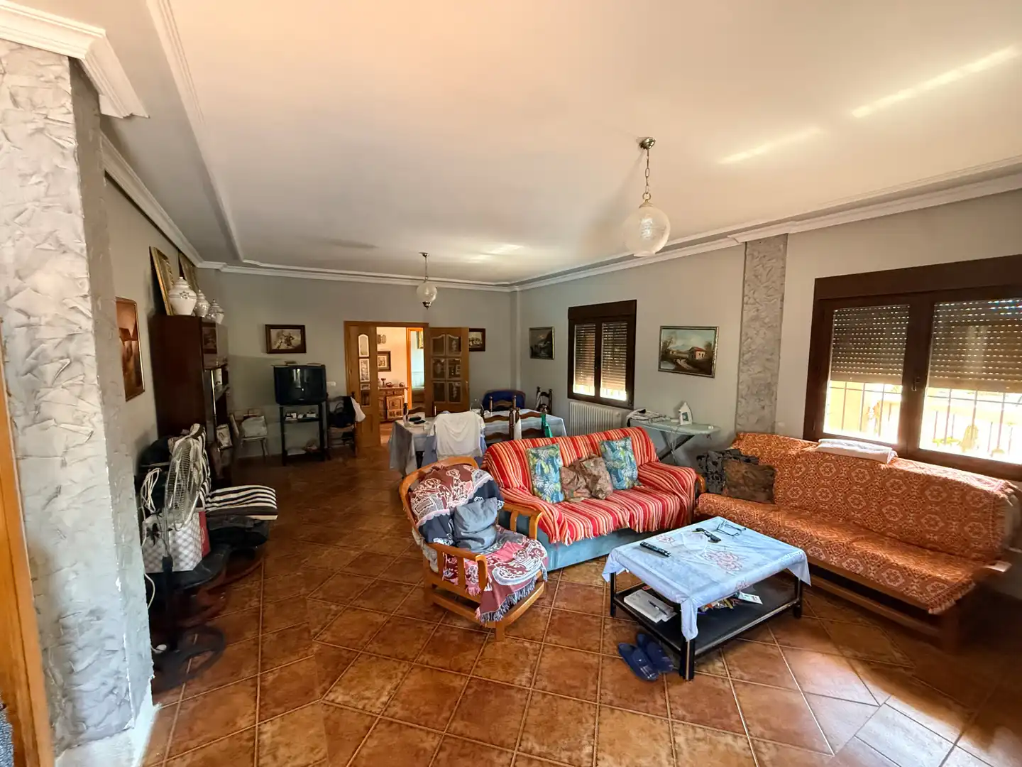 Sala d'estar de Finca rústica en venda en Tomelloso amb Jardí privat, Piscina i Moblat