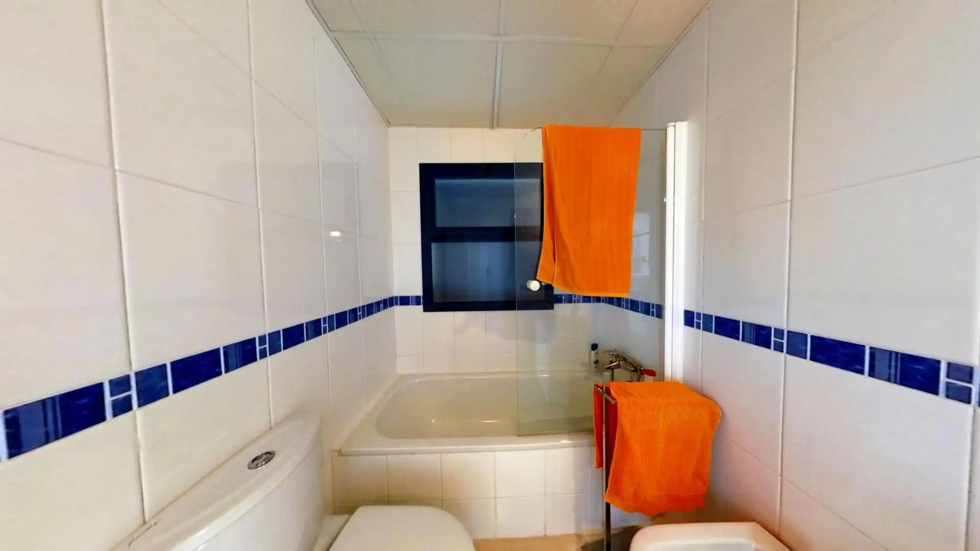 Badezimmer von Wohnung zum Verkauf in Gualchos mit Klimaanlage, Heizung und Terrasse