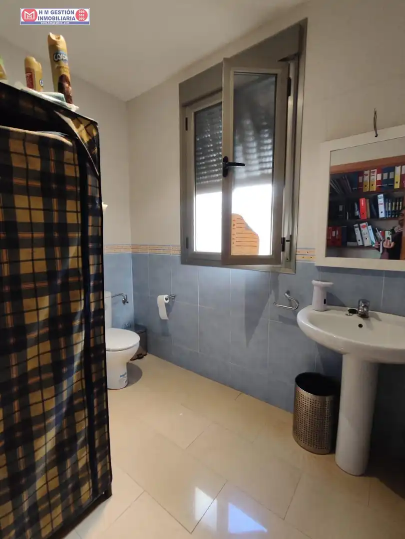 Badezimmer von Büro zum Verkauf in Alcázar de San Juan mit Klimaanlage, Terrasse und Möbliert