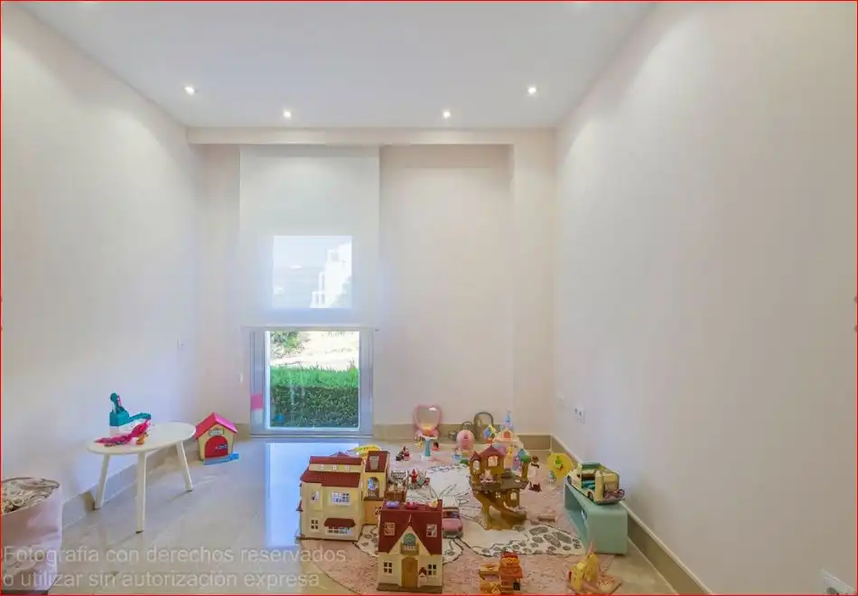 Wohnung zum Verkauf in Manilva mit Klimaanlage, Heizung und Privatgarten