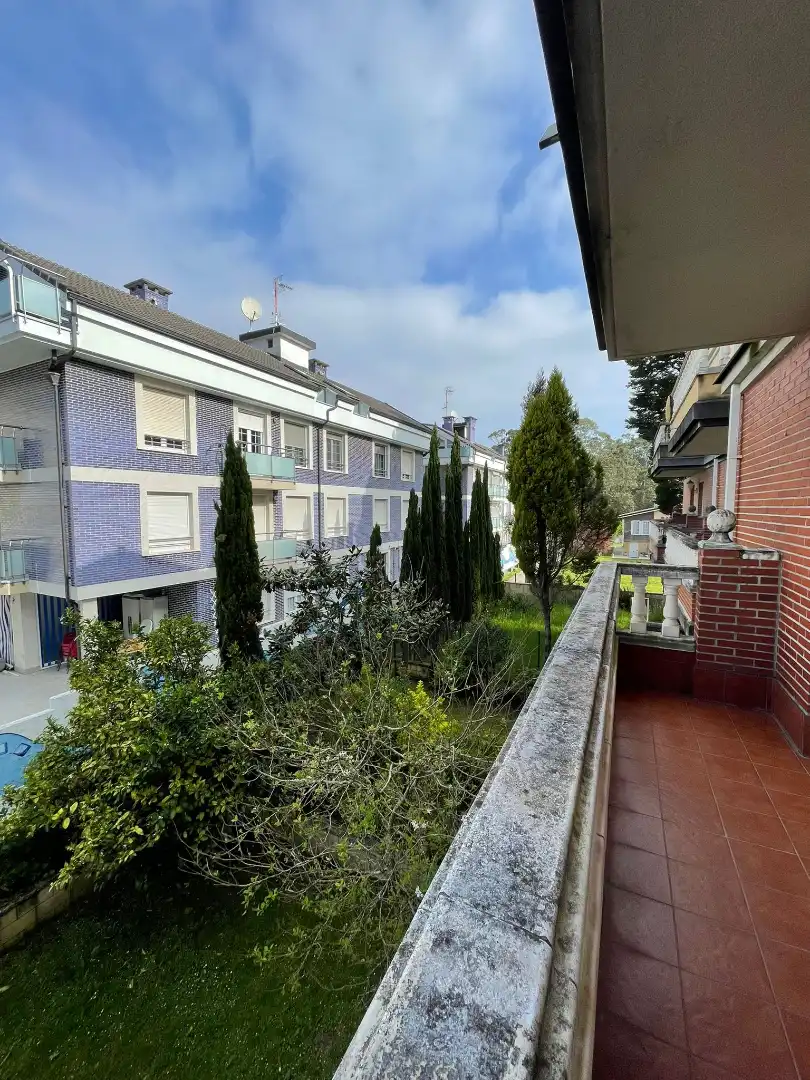 Außenansicht von Einfamilien-Reihenhaus zum Verkauf in Castro-Urdiales mit Heizung, Privatgarten und Parkett