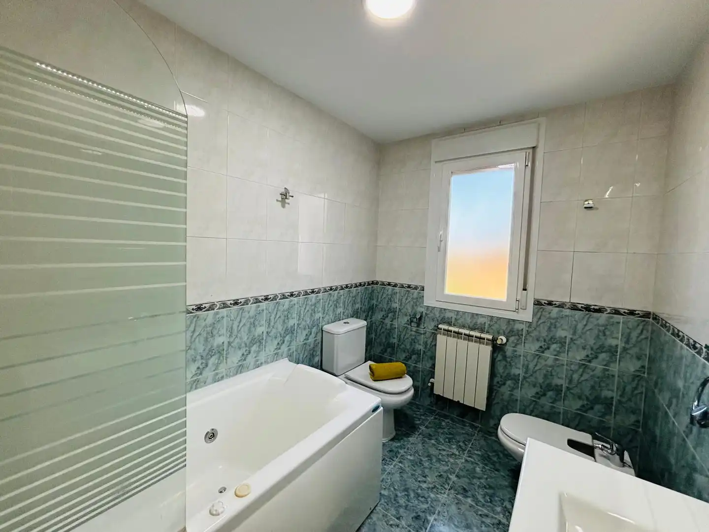 Bany de Casa o xalet en venda en Serranillos del Valle amb Aire condicionat, Calefacció i Jardí privat