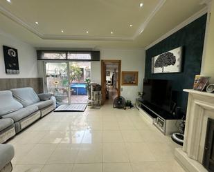 Sala d'estar de Casa adosada en venda en Alfara del Patriarca amb Aire condicionat, Terrassa i Balcó