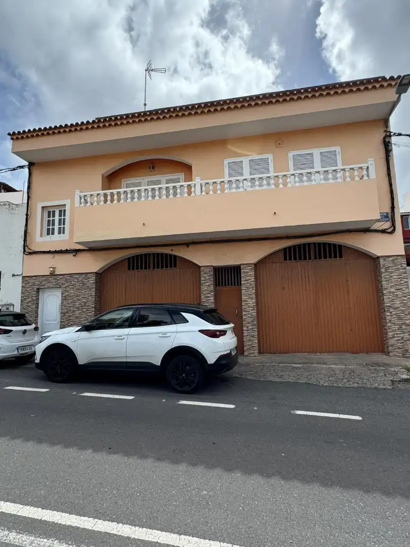 Vista exterior de Casa o chalet en venta en Arucas con Terraza, Amueblado y Balcón
