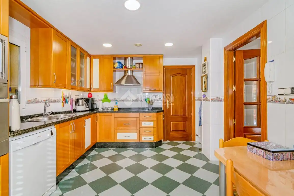 Kitchen of Houses for sale in Cenes de la Vega  with Terrace and Swimming Pool