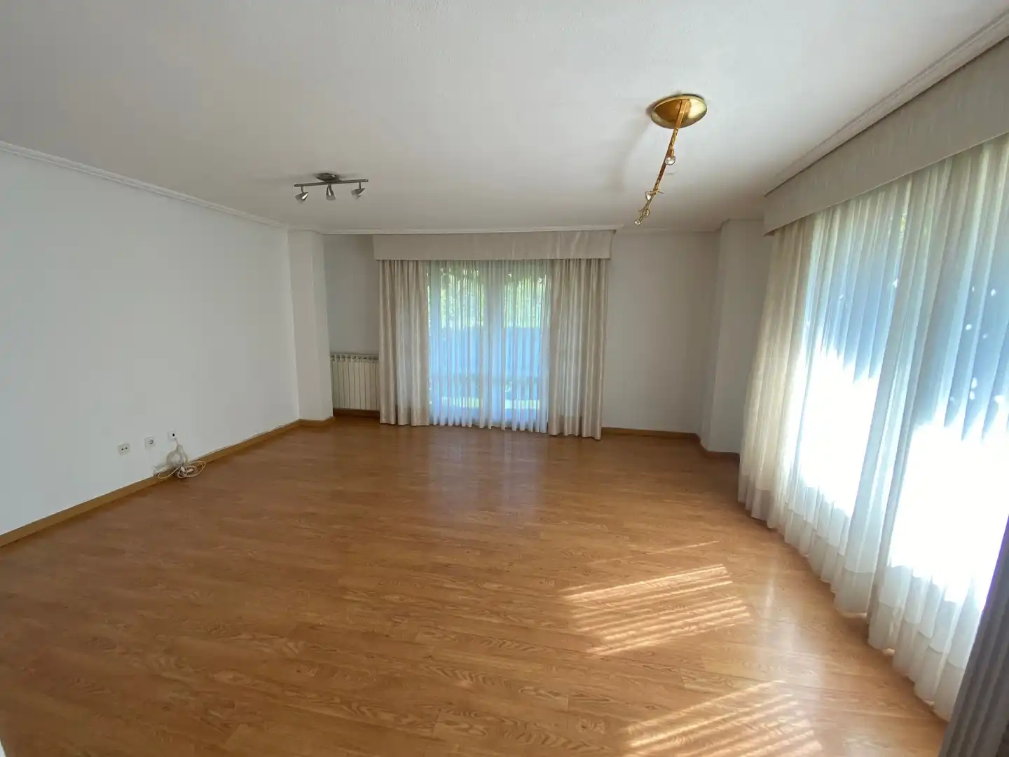 Sala d'estar de Casa adosada en venda en Zaragoza amb Terrassa i Piscina