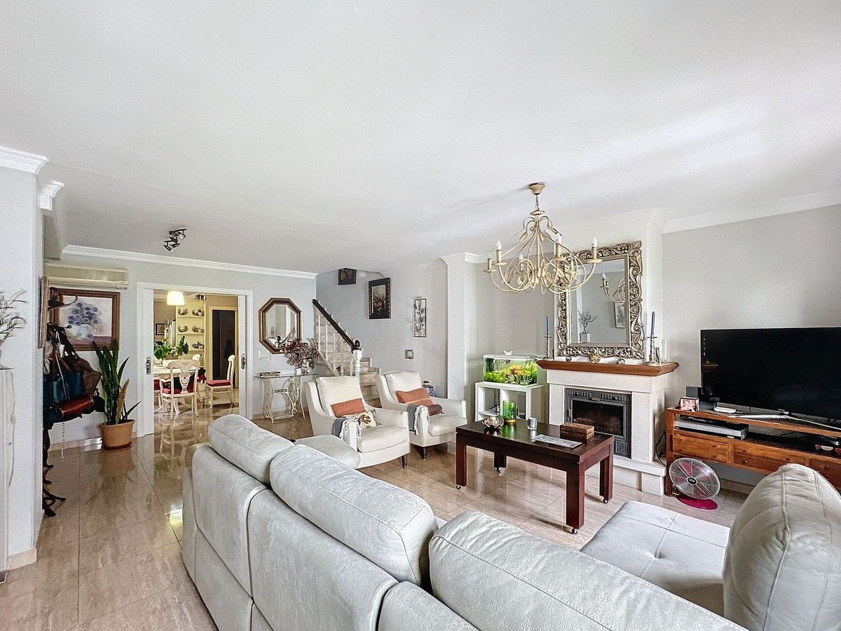 Sala d'estar de Casa adosada en venda en Estepona amb Aire condicionat i Terrassa