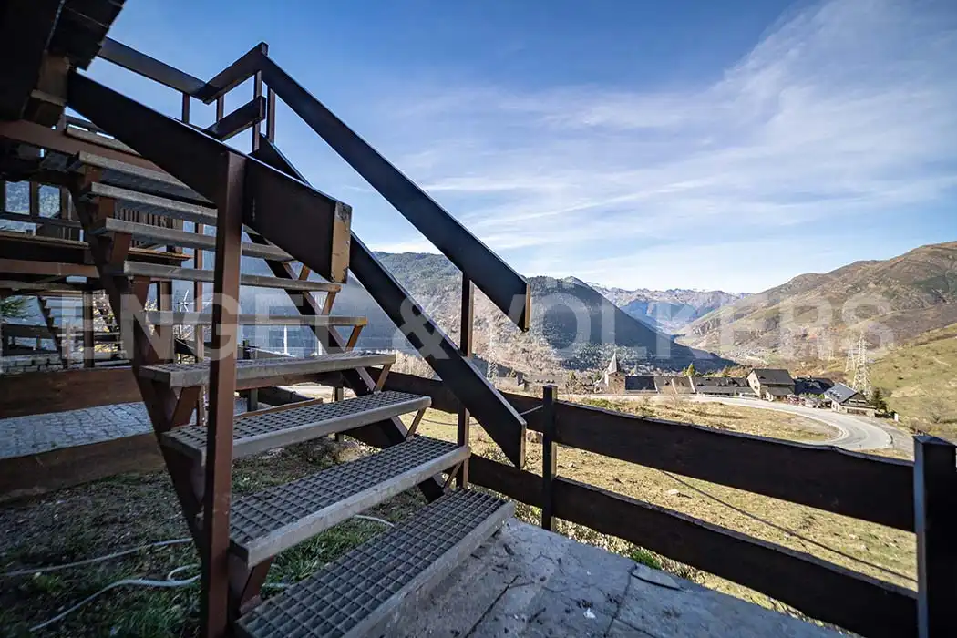 Vista exterior de Casa adosada en venda en Naut Aran amb Calefacció, Moblat i Forn