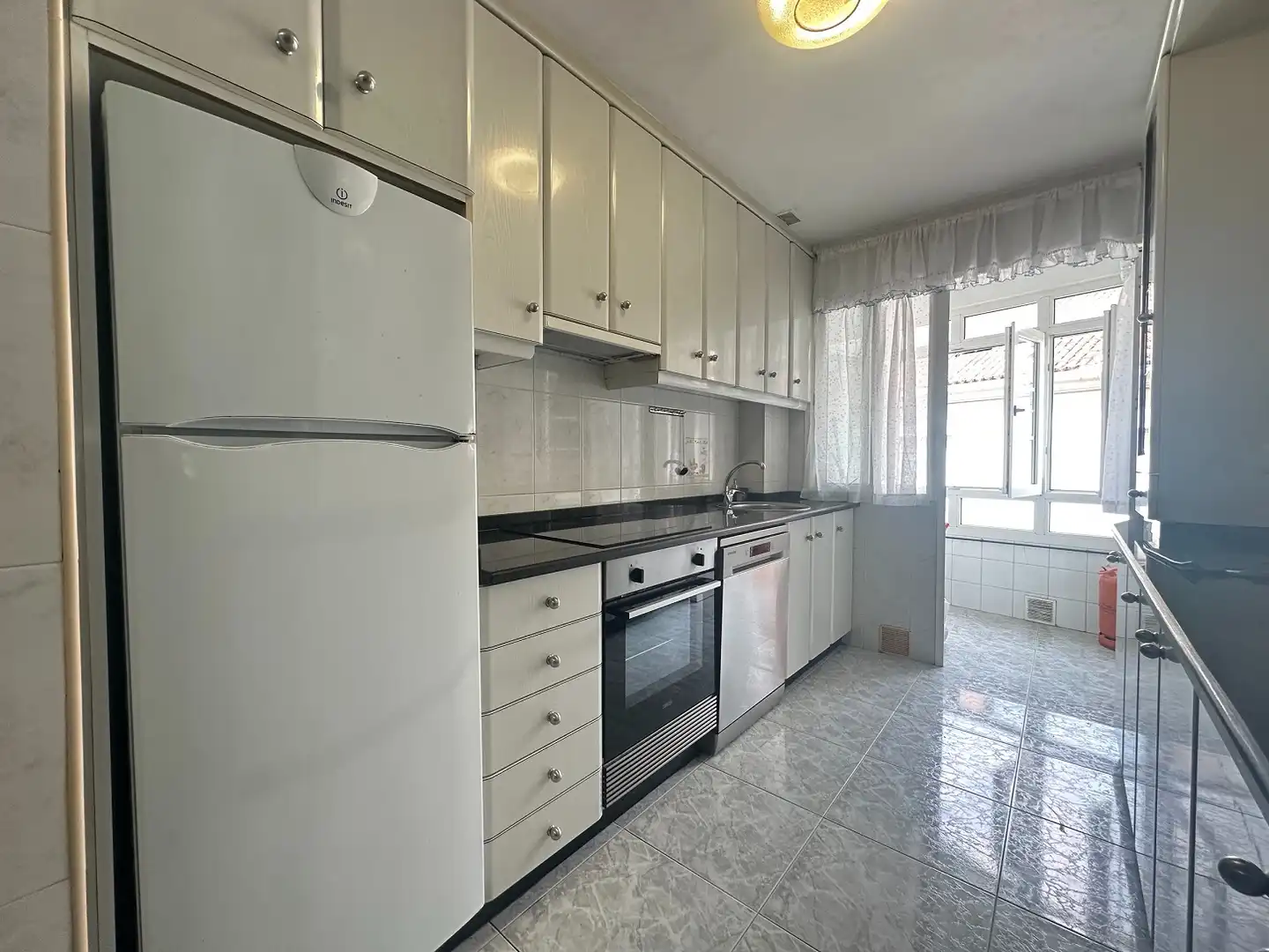 Cocina de Piso de alquiler en Santiago de Compostela  con Calefacción, Amueblado y Lavadora