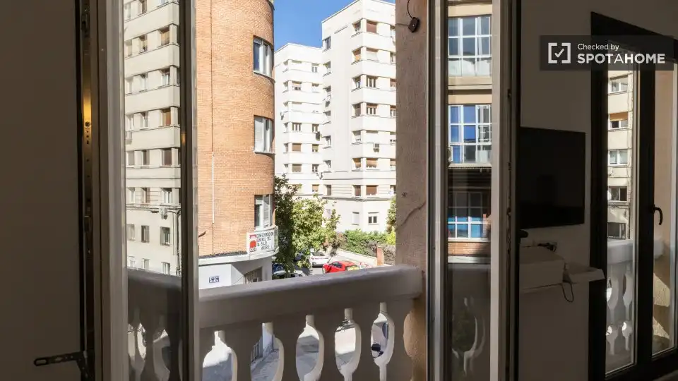 Appartamento con terrazza in affitto a Chamberí, imagen 13