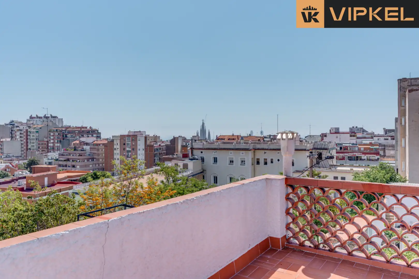 Terrasse von Einfamilien-Reihenhaus zum Verkauf in Barcelona mit Privatgarten und Terrasse