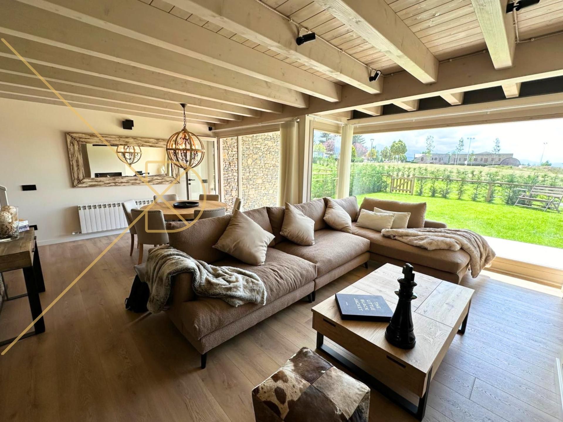 Wohnzimmer von Country house zum verkauf in Alp mit Klimaanlage, Heizung und Privatgarten