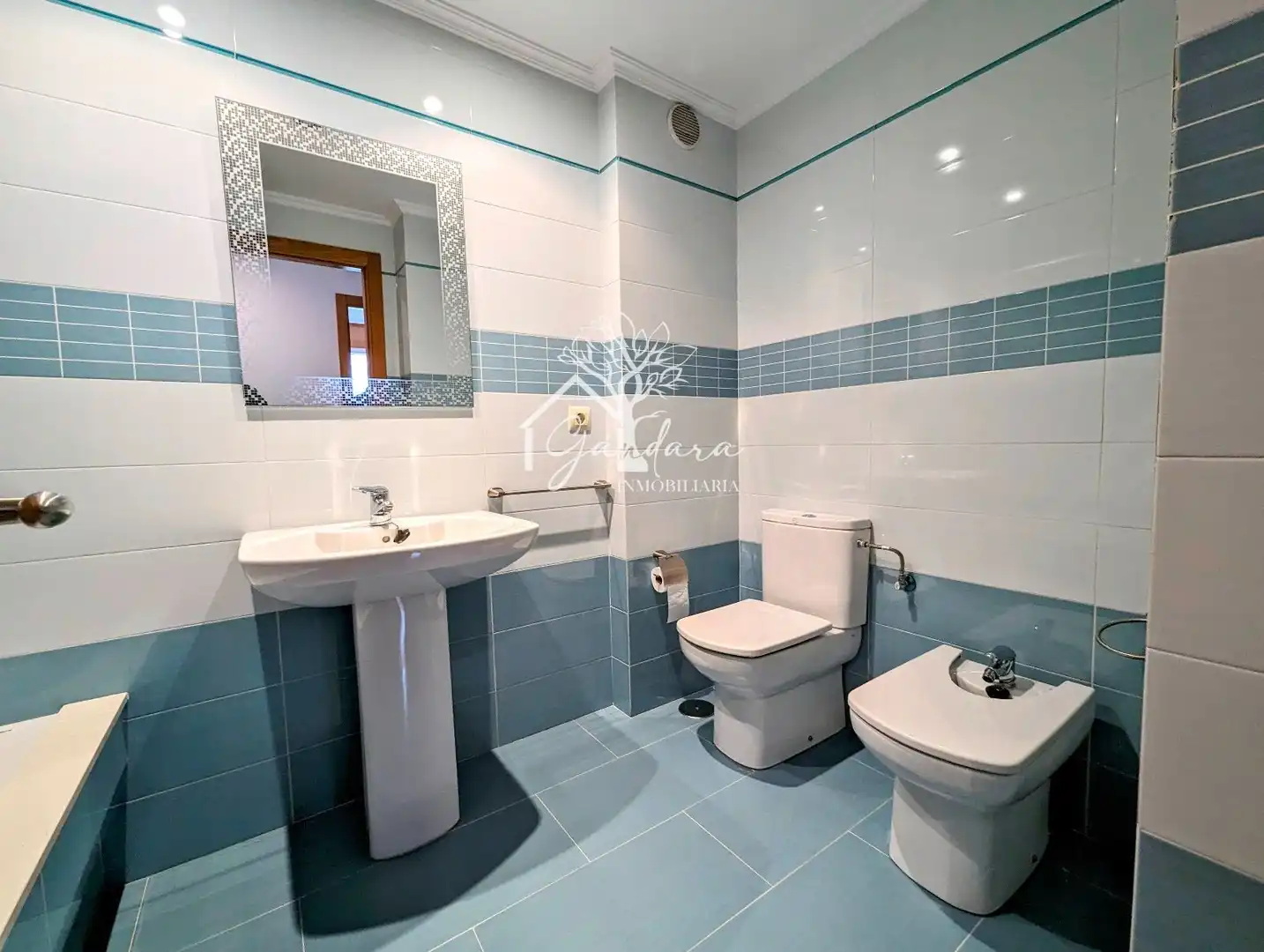 Bathroom of Flat for rent in Narón  with Heating, Parquet flooring and Terrace