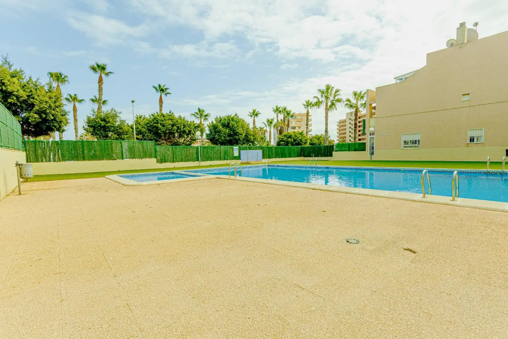 Piscina de Apartament de lloguer en Torrevieja amb Aire condicionat, Jardí privat i Terrassa