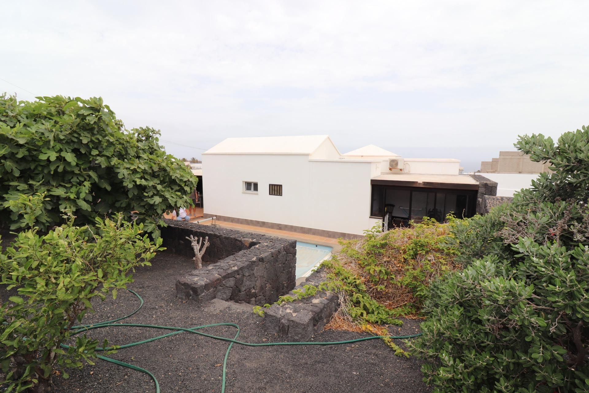 Vista exterior de Casa o xalet en venda en Tinajo amb Aire condicionat, Jardí privat i Terrassa